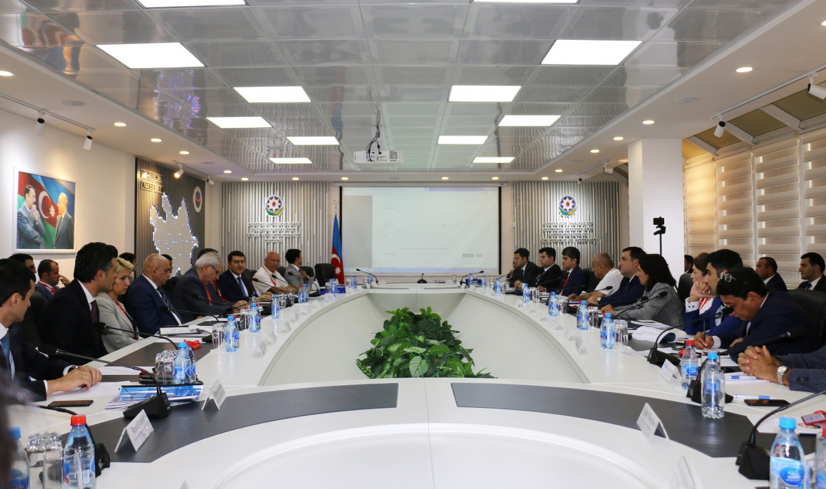 Biznes mühiti və beynəlxalq reytinqlər üzrə Komissiyada ictimai təşkilatlarla görüş olub