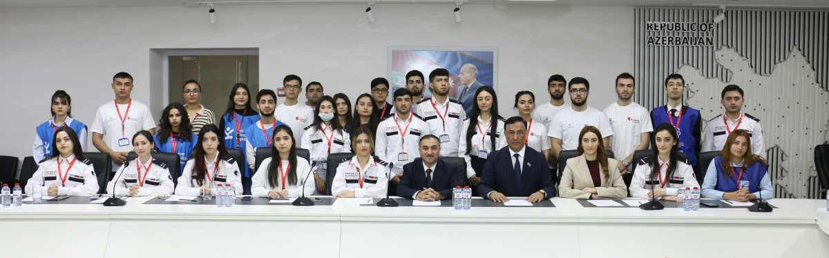 Elman Nasirov met with volunteers at the CAERC