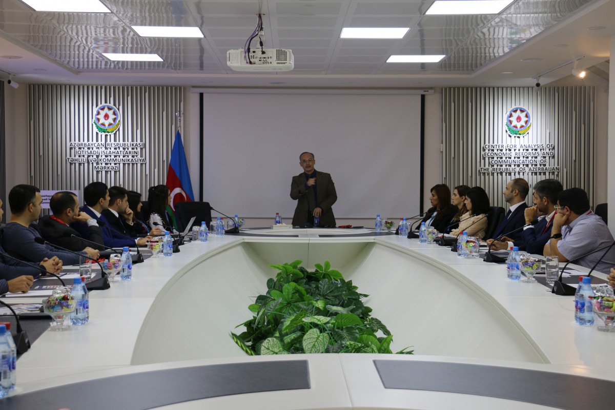 "Bir Pəncərə" İxraca Dəstək Mərkəzinin təşkilatçılığı ilə "Müasir iqtisadi inkişaf kontekstində Azərbaycanda idarəçilik" mövzusunda təlim keçirilib