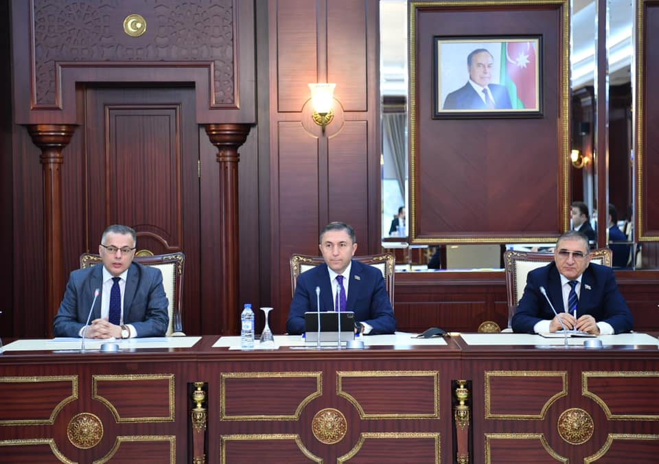Executive director of the Center for Analysis of Economic Reforms and Communication (CAERC) Vusal Gasimli presented  the monitoring and evaluation report of the “Strategic Roadmaps on the National Economy and Key Sectors of the Economy for 2017-2020” to the deputies