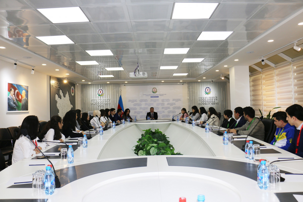 Vüsal Qasımlı təcrübəçilərlə görüşüb