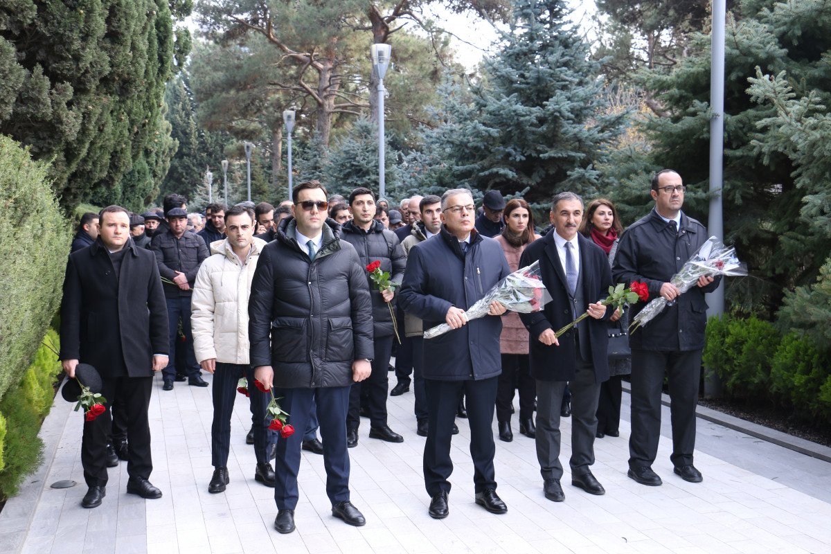 İİTKM kollektivi Ümummilli Lideri anıb və məzarını ziyarət ediblər