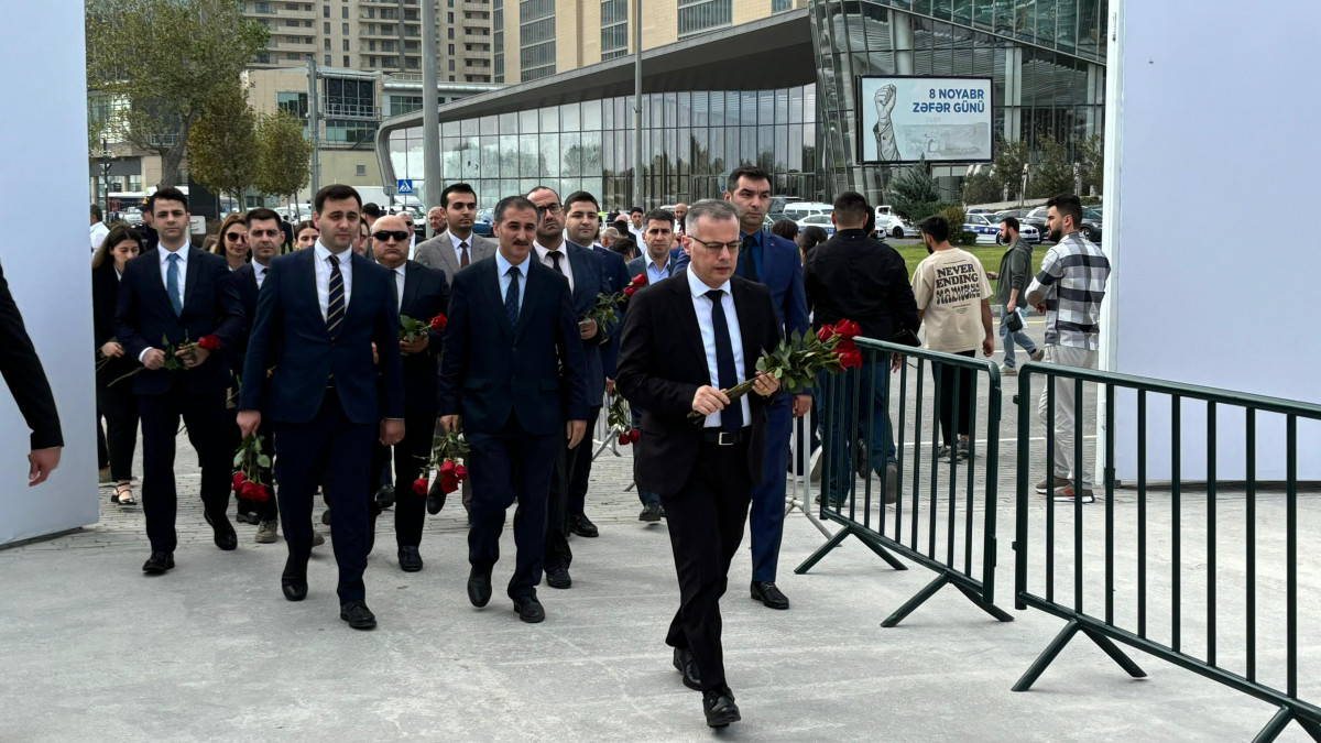 İİTKM kollektivi 27 sentyabr - Anım Günü ilə bağlı Bakıda yerləşən Zəfər parkında olublar