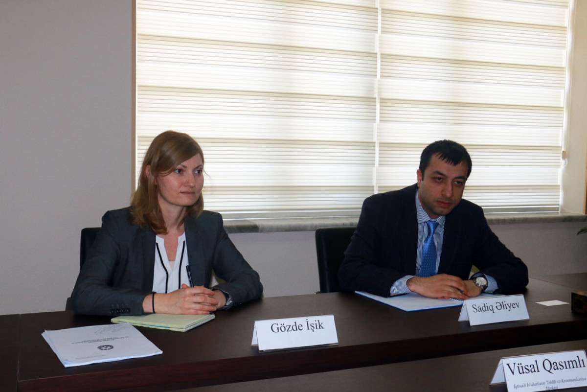 İqtisadi İslahatların Təhlili və Kommunikasiya Mərkəzində Dünya Bankının ekspertləri ilə müzakirə aparılıb