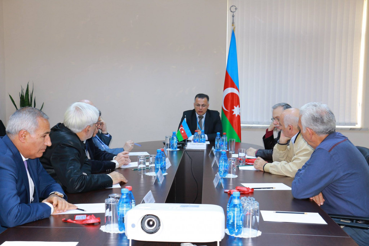 Discussion on Reforms with Foreign Scholars at the Center for Analysis of Economic Reforms and Communication