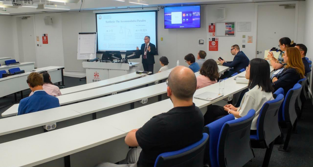 Vüsal Qasımlı London Universitetində keçirilən beynəlxalq tədbirdə sessiyaya sədrlik edib