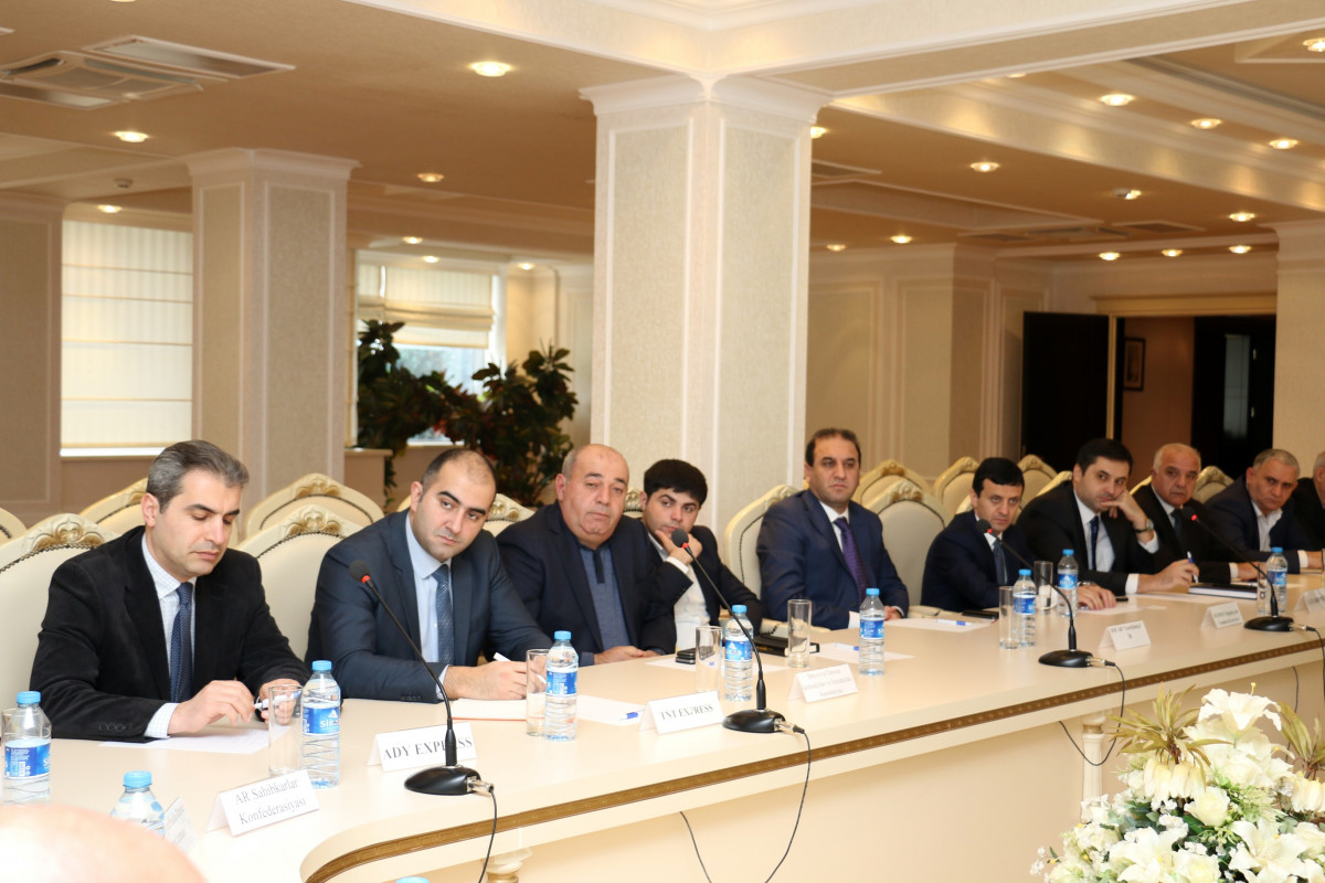 İİTKM-də “Azərbaycanda ixrac potensialının reallaşdırılmasında nəqliyyat və logistika şirkətlərinin rolu” mövzusunda müzakirə aparılıb