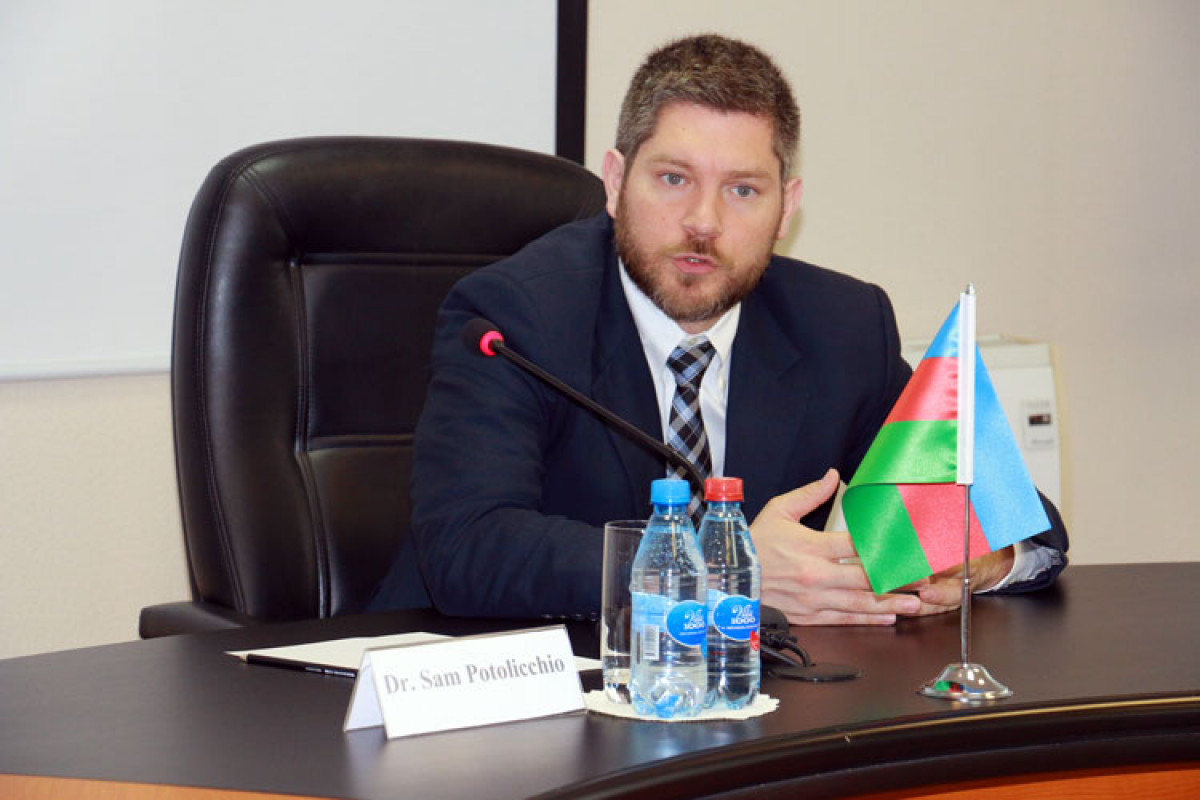 Cortaun Universitetinin professoru İİTKM-də mühazirə oxuyub