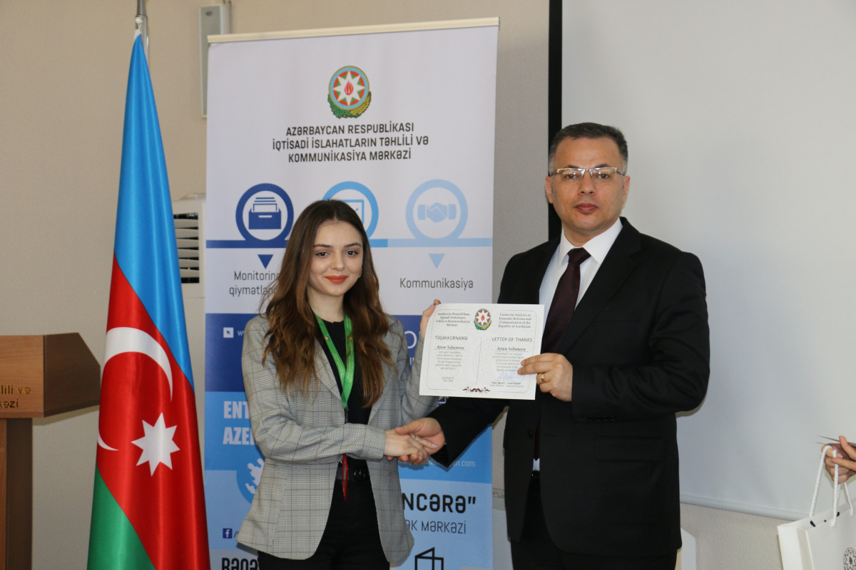 Vüsal Qasımlı İqtisadi İslahatların Təhlili və Kommunikasiya Mərkəzinin könüllülərilə görüşüb