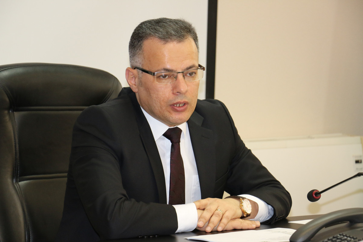 Vüsal Qasımlı İqtisadi İslahatların Təhlili və Kommunikasiya Mərkəzinin könüllülərilə görüşüb