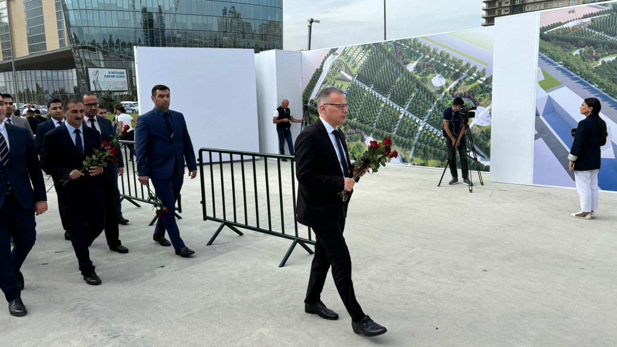 İİTKM kollektivi 27 sentyabr - Anım Günü ilə bağlı Bakıda yerləşən Zəfər parkında olublar