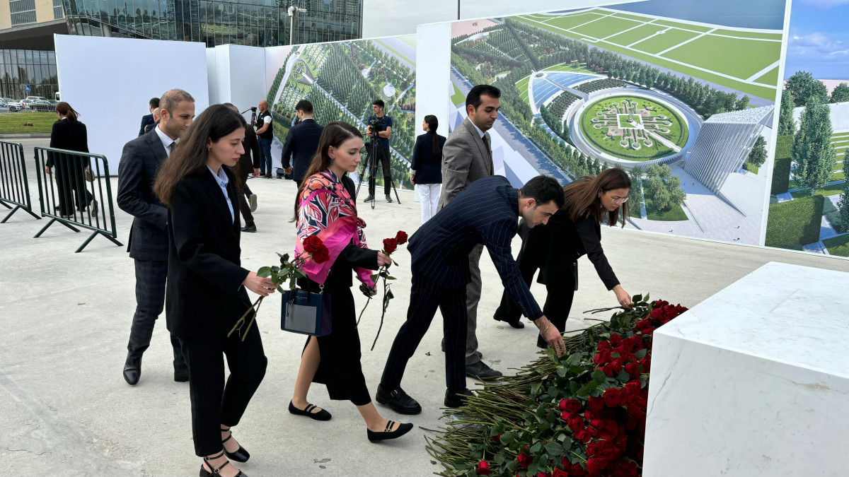 İİTKM kollektivi 27 sentyabr - Anım Günü ilə bağlı Bakıda yerləşən Zəfər parkında olublar