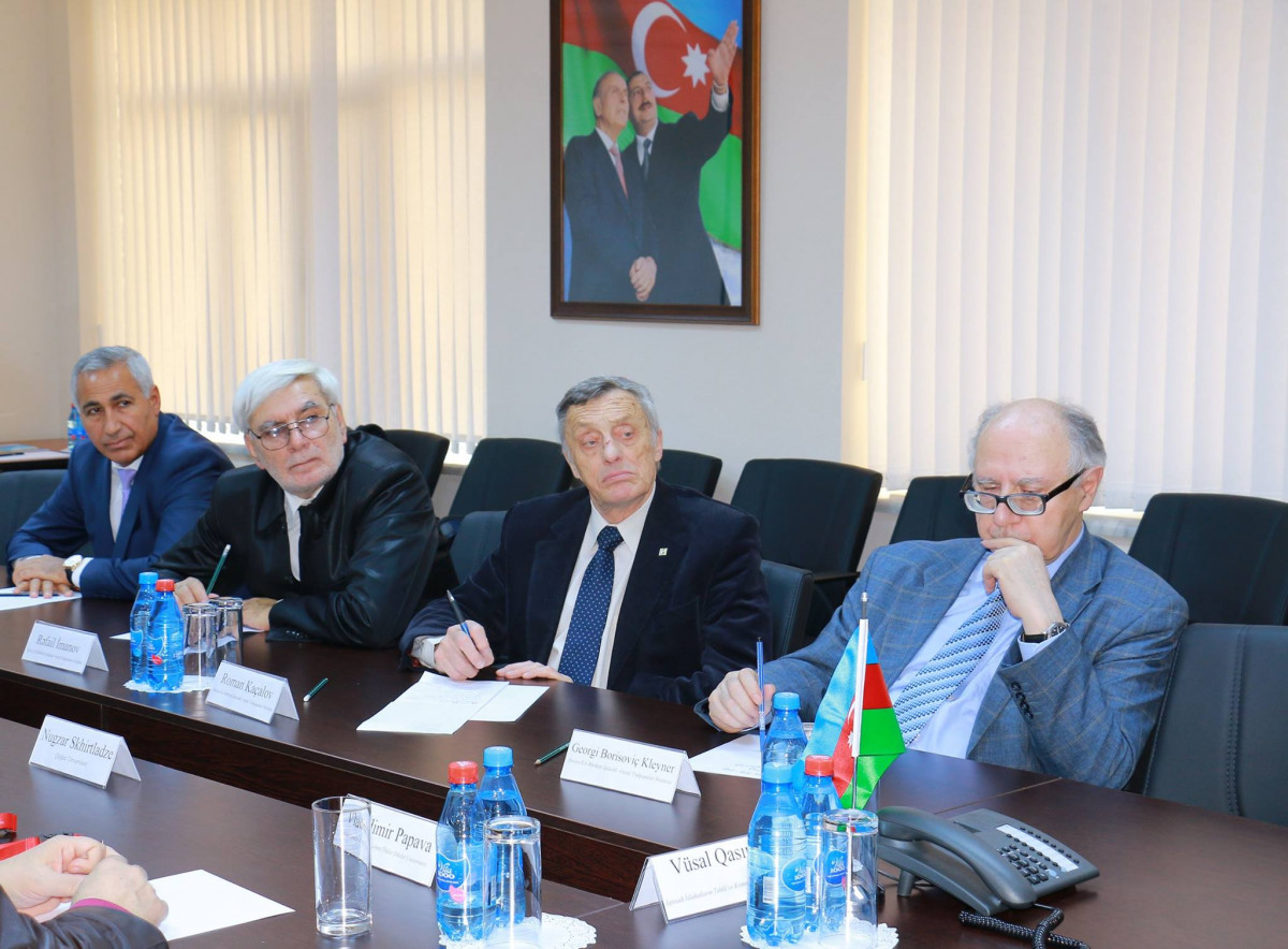 Discussion on Reforms with Foreign Scholars at the Center for Analysis of Economic Reforms and Communication