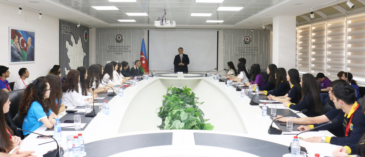 İİTKM-də Milli Məclisin deputatı Məzahir Əfəndiyevlə könüllülərin görüşü olub