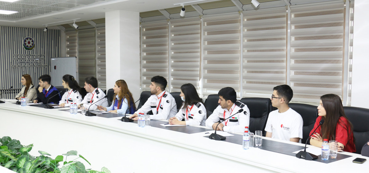 Elman Nasirov met with volunteers at the CAERC