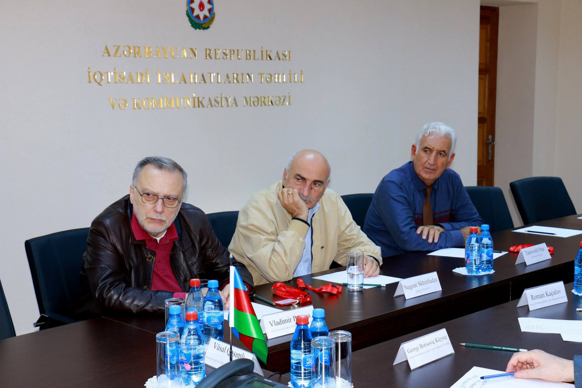 Discussion on Reforms with Foreign Scholars at the Center for Analysis of Economic Reforms and Communication