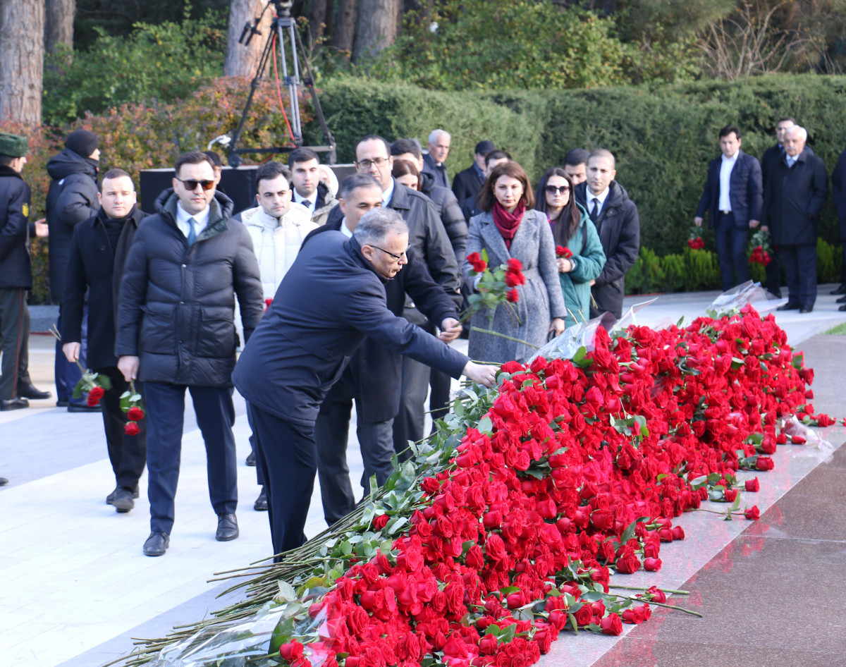 İİTKM kollektivi Ümummilli Lideri anıb və məzarını ziyarət ediblər