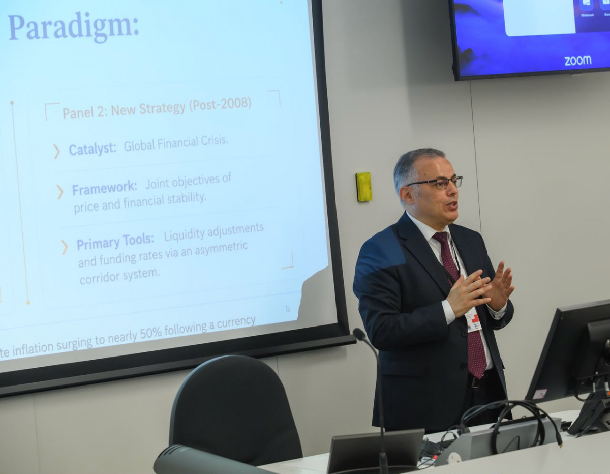 Vüsal Qasımlı London Universitetində keçirilən beynəlxalq tədbirdə sessiyaya sədrlik edib