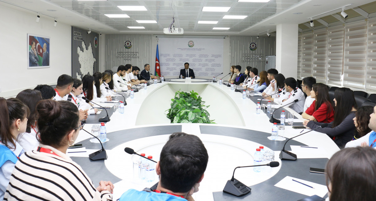 Elman Nasirov met with volunteers at the CAERC