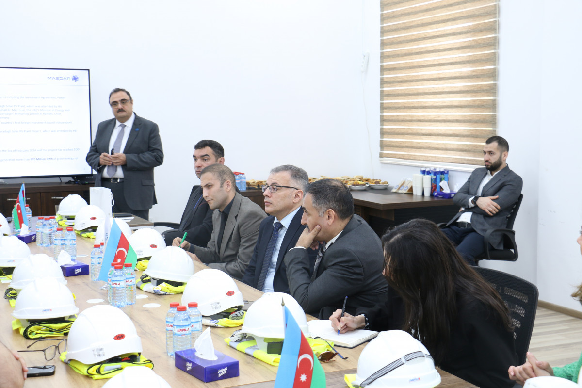 İİTKM əməkdaşları Qaradağ Günəş Elektrik Stansiyasına səfər ediblər