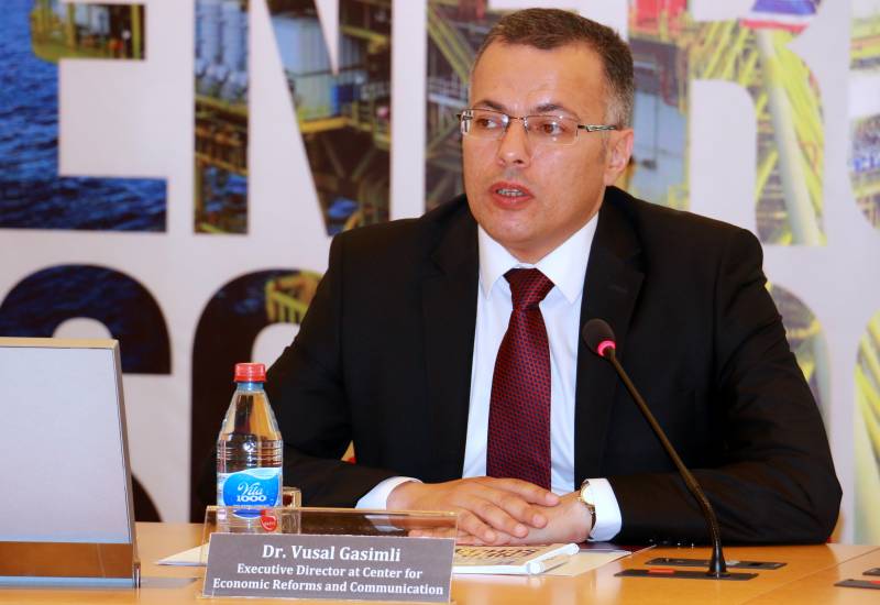 Vüsal Qasımlı Yay Enerji Məktəbində məruzə etdi