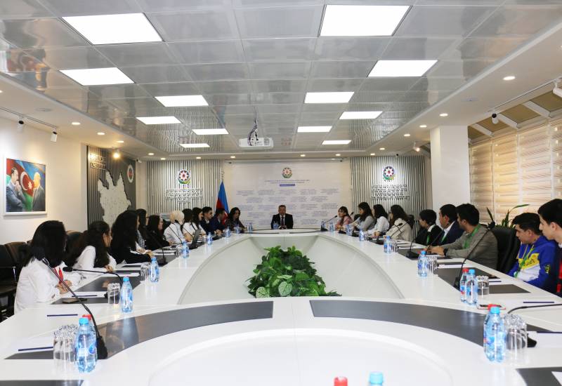 Vüsal Qasımlı təcrübəçilərlə görüşüb