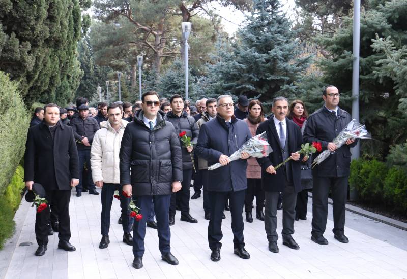 İİTKM kollektivi Ümummilli Lideri anıb və məzarını ziyarət ediblər