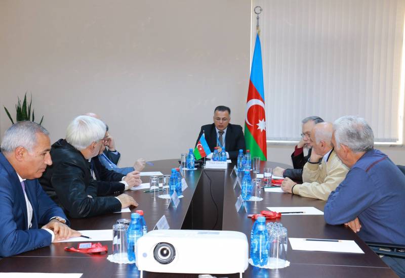 Discussion on Reforms with Foreign Scholars at the Center for Analysis of Economic Reforms and Communication